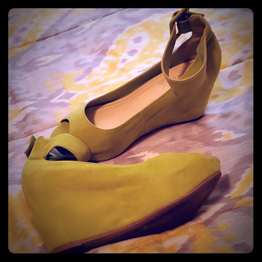 Green wedge shoe